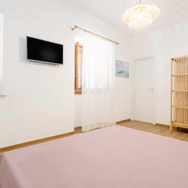 Travel Rooms - Arenella Holidays - One-Bedroom Apartment with Garden View - 7