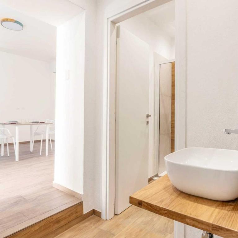 Travel Rooms - Arenella Holidays - One-Bedroom Apartment with Garden View - 13