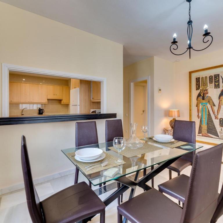 Beachside Puerto Banus Luxury Aprt3 - Two-Bedroom Deluxe Apartment with Garden View - 11