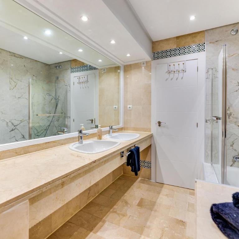 Beachside Puerto Banus Luxury Aprt3 - Two-Bedroom Deluxe Apartment with Garden View - 20