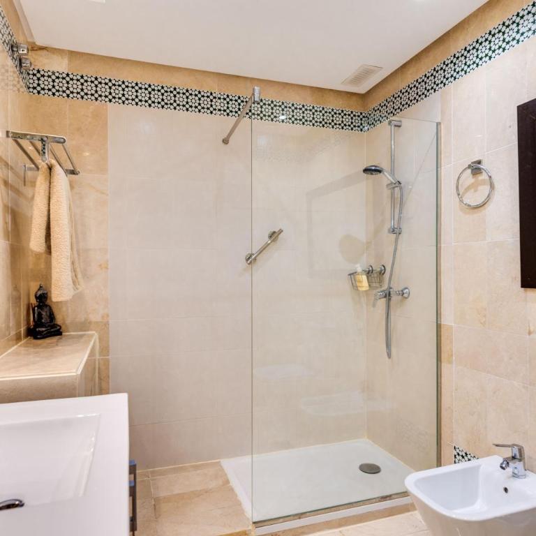 Beachside Puerto Banus Luxury Aprt3 - Two-Bedroom Deluxe Apartment with Garden View - 25