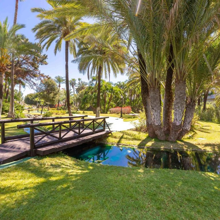 Beachside Puerto Banus Luxury Aprt3 - Two-Bedroom Deluxe Apartment with Garden View - 3
