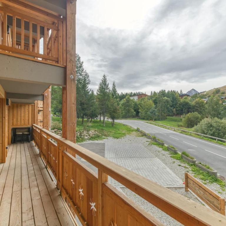 Les Vernettes - Three-Bedroom Premium Apartment with Balcony - 9