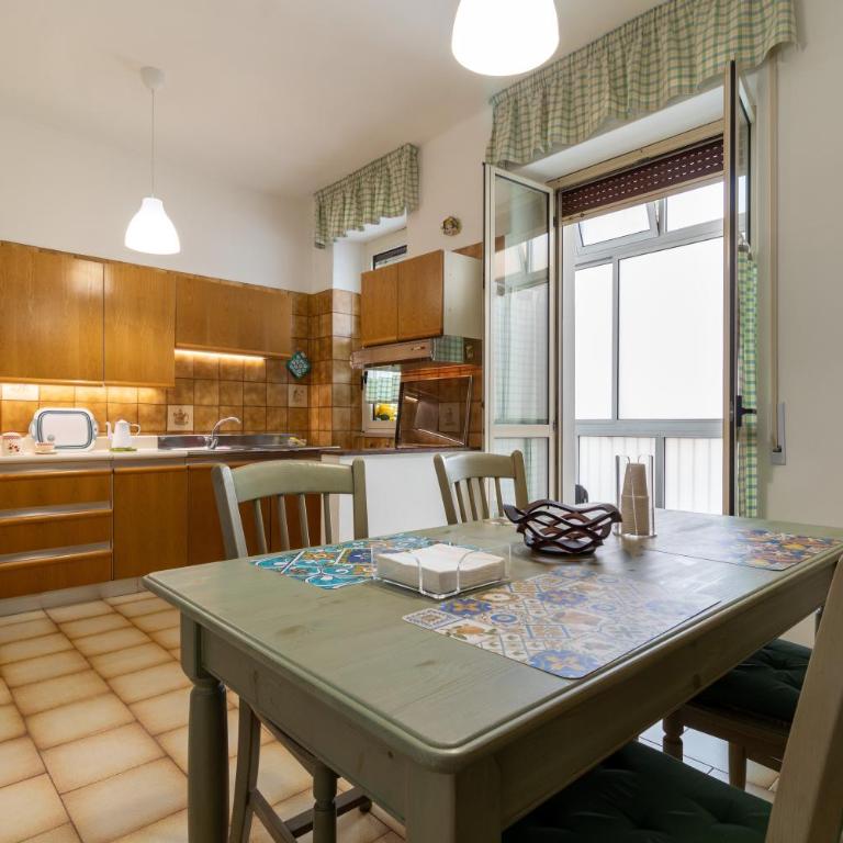 Chicca Casa Vacanze - Appartamento Deluxe con 2 Camere da Letto e Balcone - 9