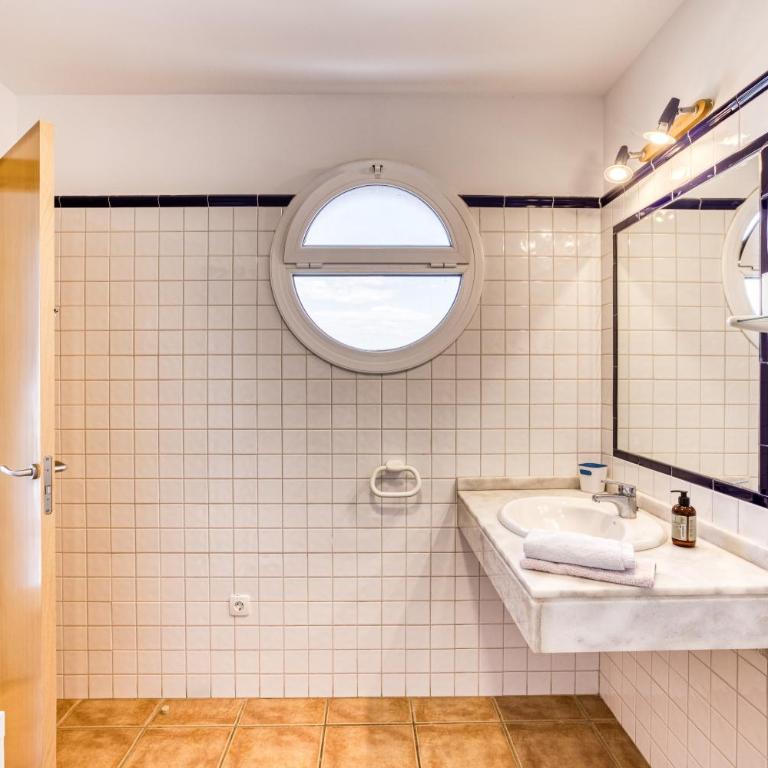 Oasis Premium Costa Brava - Three-Bedroom Premium Apartment with Balcony - 17