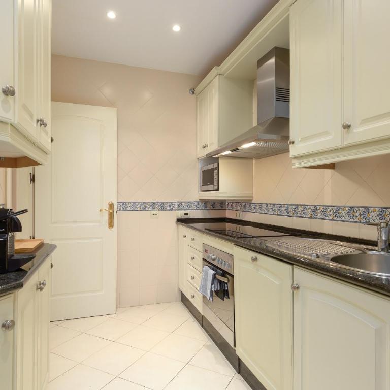 Jardines de Don Carlos Marbella - Two-Bedroom Deluxe Apartment with Garden View - 10