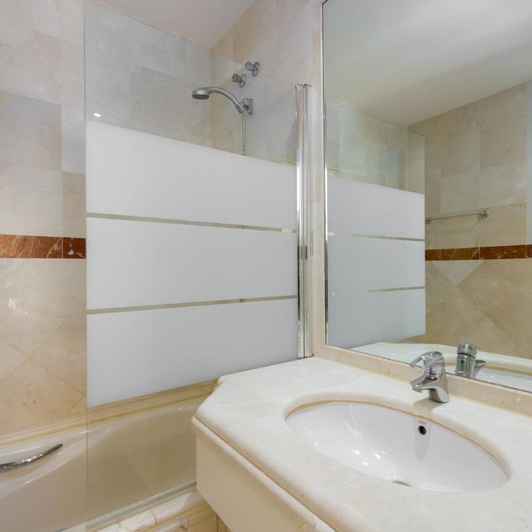 Jardines de Don Carlos Marbella - Two-Bedroom Deluxe Apartment with Garden View - 15