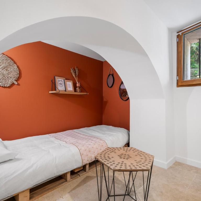 Joli gîte dans les collines - Maison 2 Chambres - 12