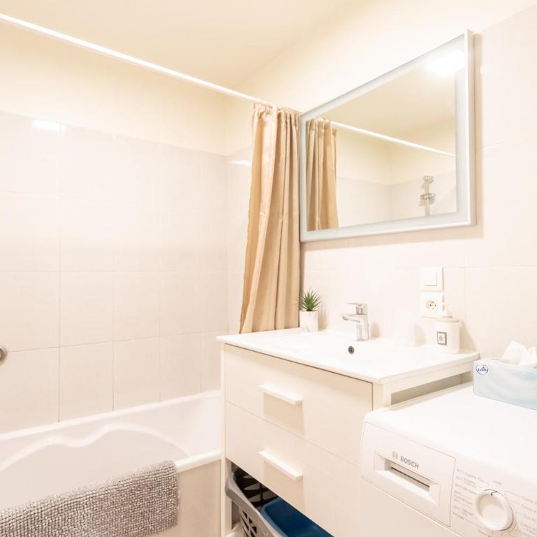 Appartement Etxexuria - Two-Bedroom Deluxe Apartment with Garden View - 9