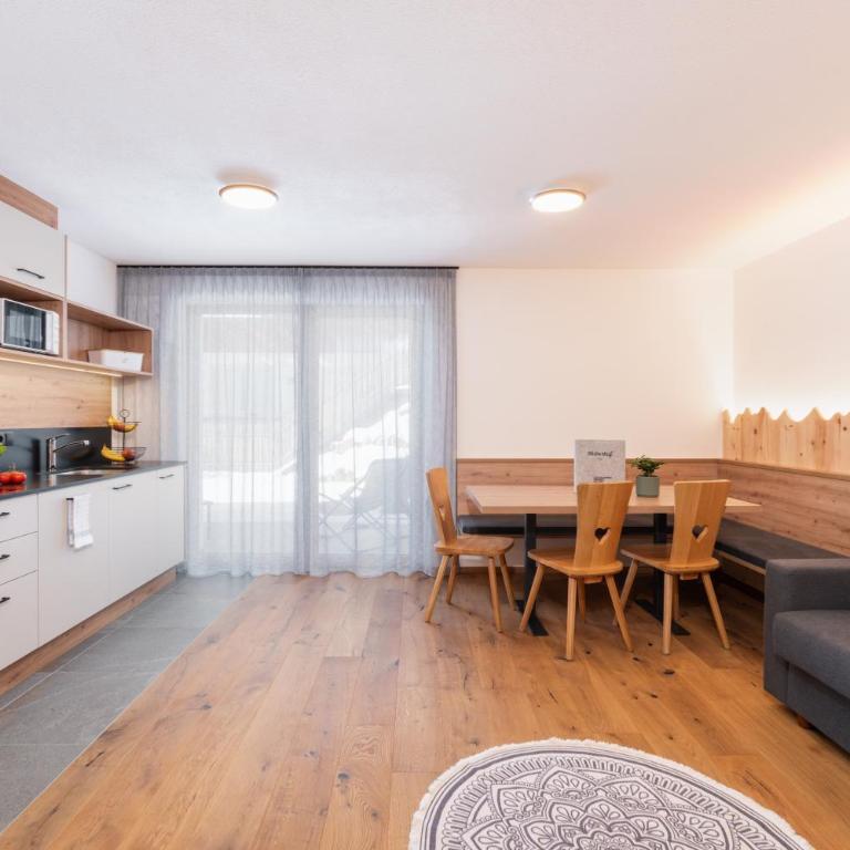 Huberhof Gais - Appartamento Deluxe con 2 Camere da Letto e Vista Giardino - 4