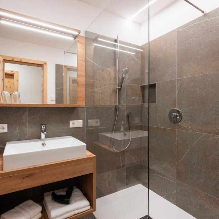 Huberhof Gais - Appartamento Deluxe con 2 Camere da Letto e Vista Giardino - 8