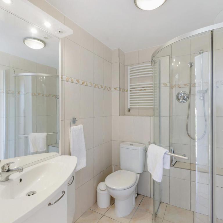 Alexandra - Six-Bedroom House - 21