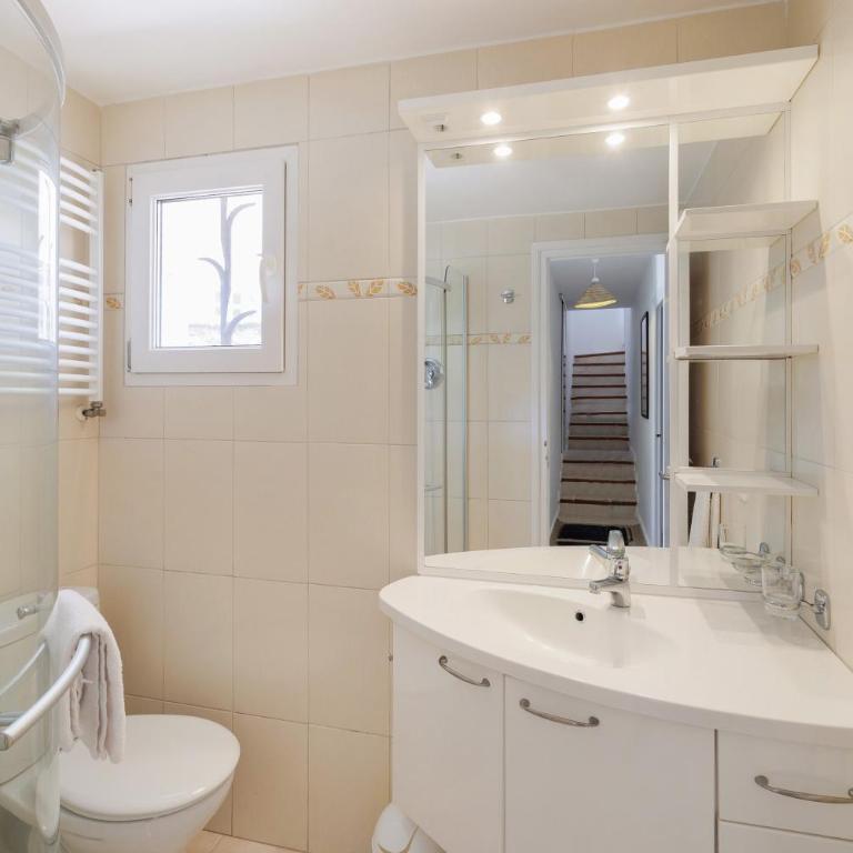 Alexandra - Six-Bedroom House - 12