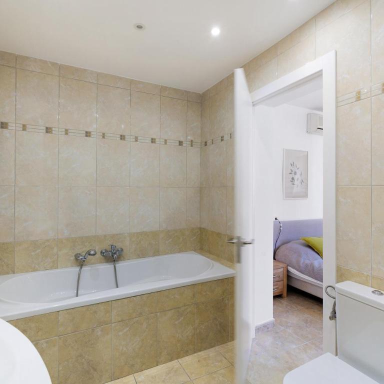 Alexandra - Six-Bedroom House - 29