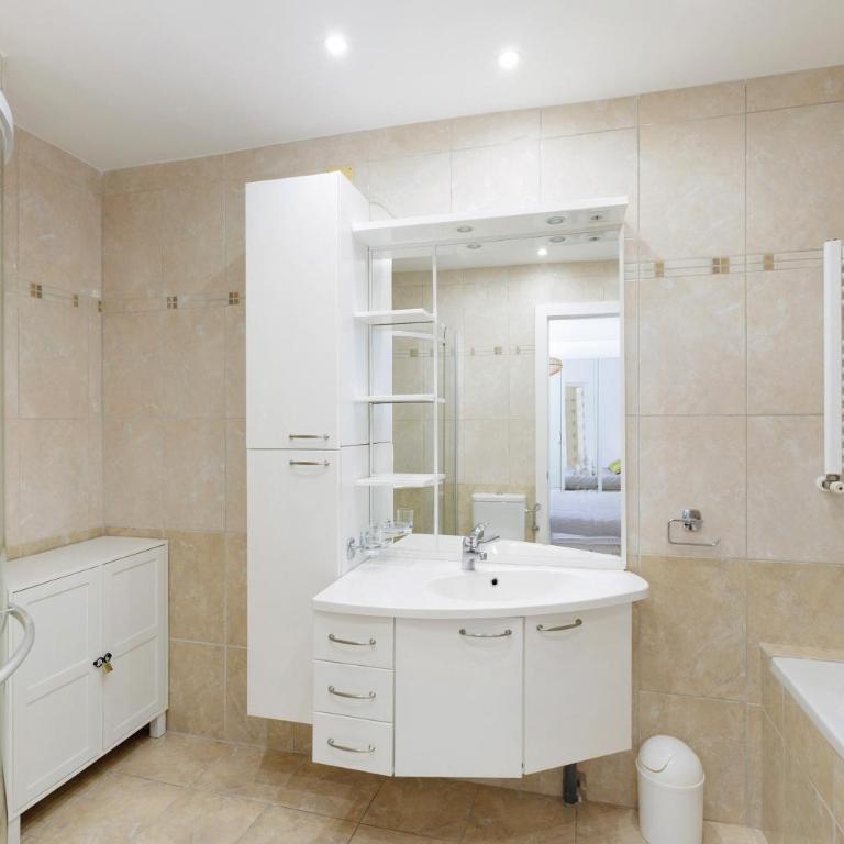Alexandra - Six-Bedroom House - 30