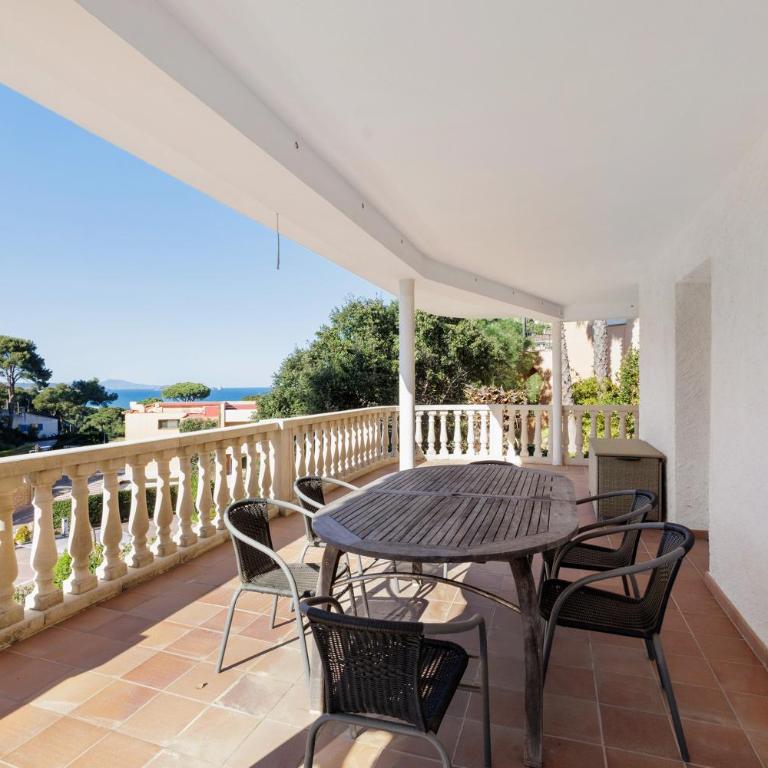 Alexandra - Six-Bedroom House - 36