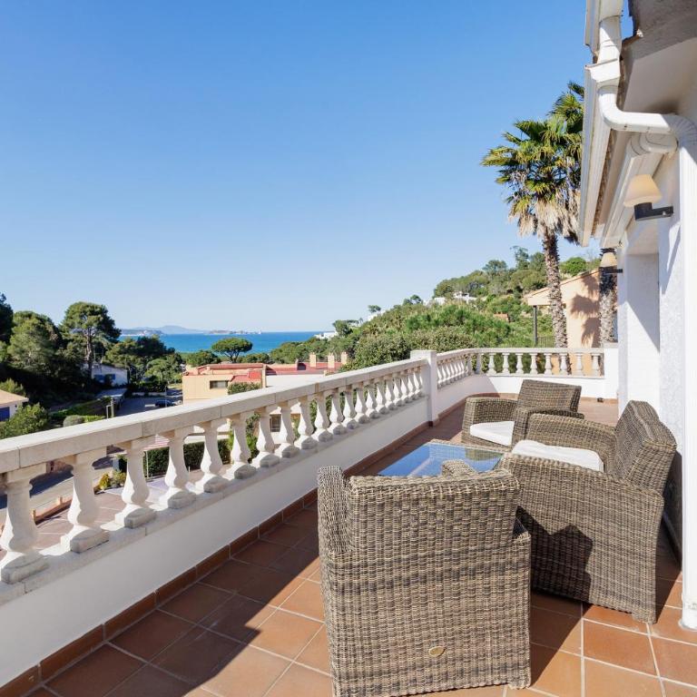 Alexandra - Six-Bedroom House - 35