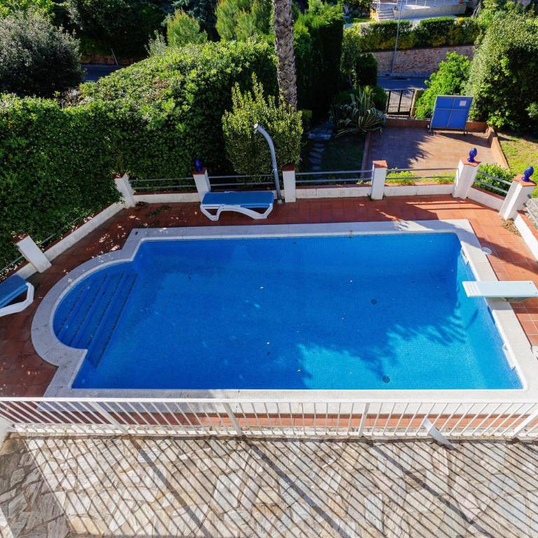 Alexandra - Six-Bedroom House - 40