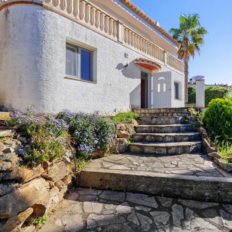 Alexandra - Six-Bedroom House - 38