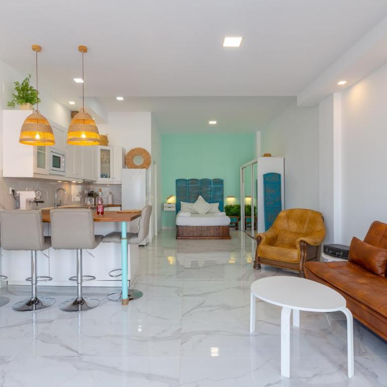 Santa Ana Beach and fun - Studio with Terrace - 15
