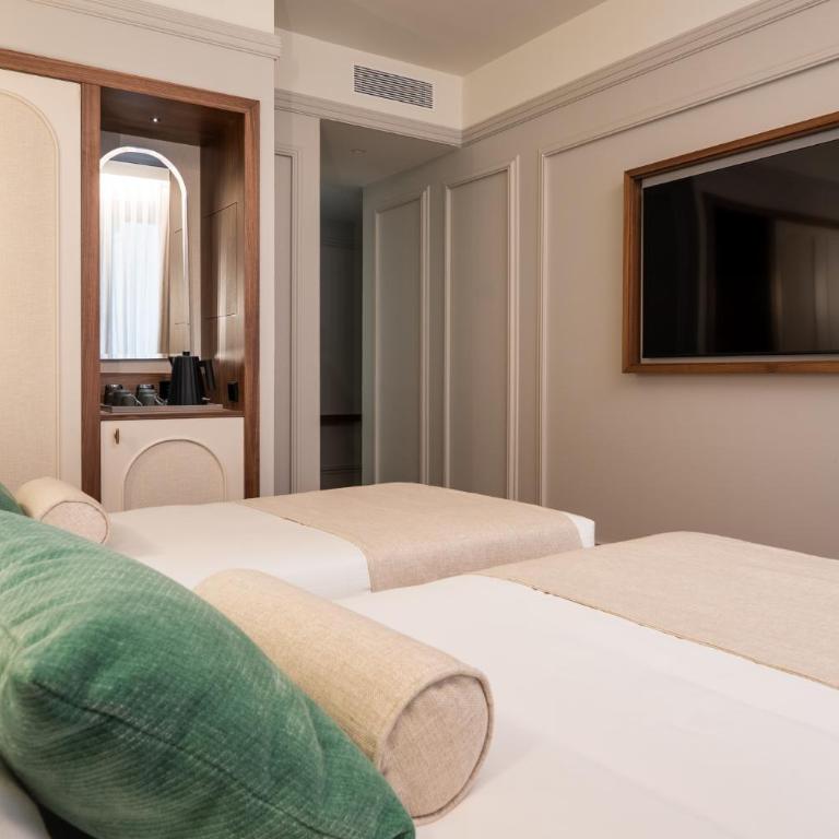 Hotel Condal - Deluxe Double Room - 6