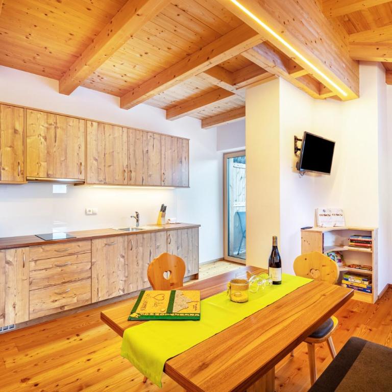 Kreuzplonhof Apt Karspitz - Superior One-Bedroom Apartment with Balcony - 11