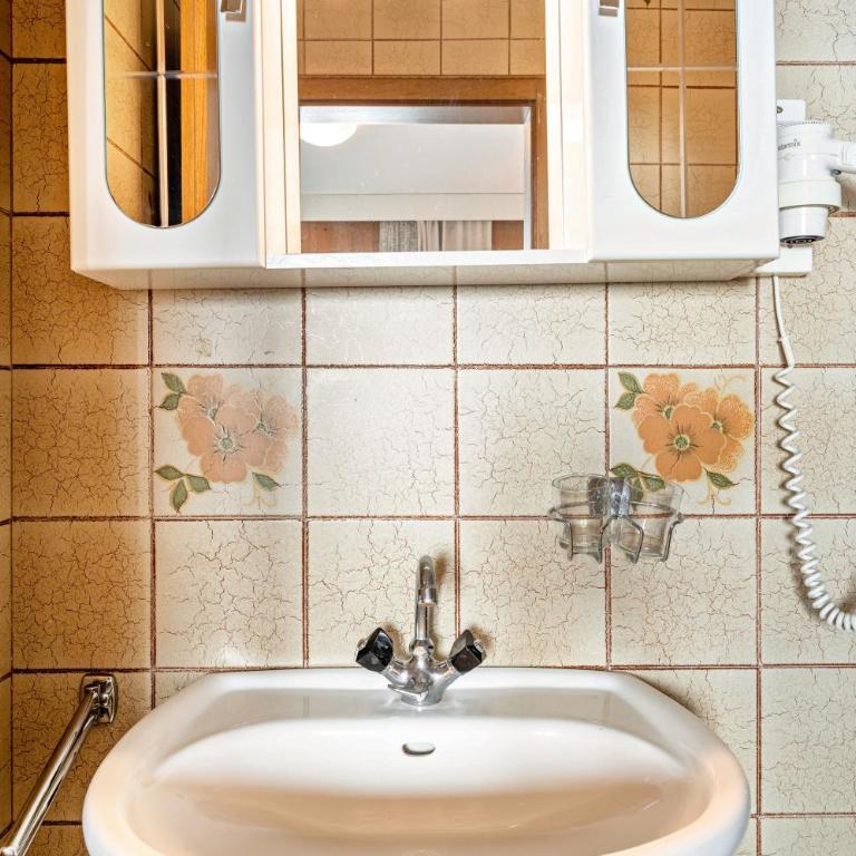 Biobauernhof Toellerhof - Double Room with Mountain View - 9