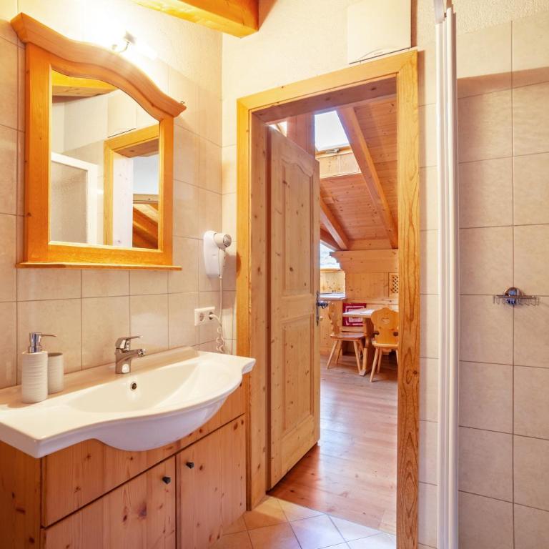 Hof am Schloss Apartement Zirm - Appartamento Premium con 3 Camere da Letto e Balcone - 9