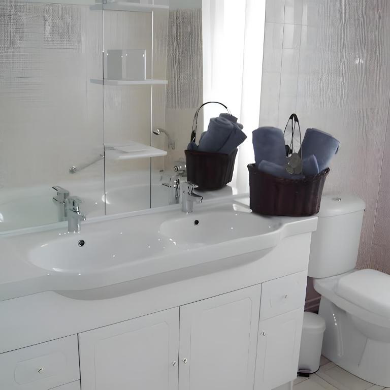 Chambres D'hôtes Au Gré Du Temps - Quadruple Room with Bath - 9
