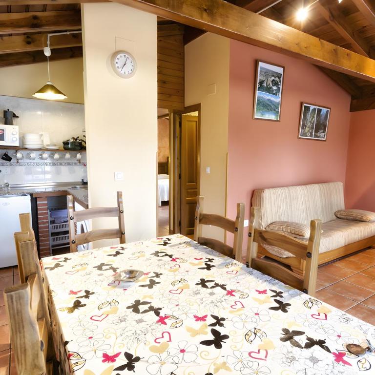 Apartamentos Rurales Les Xanes - Habitación Cuádruple con ducha - 3