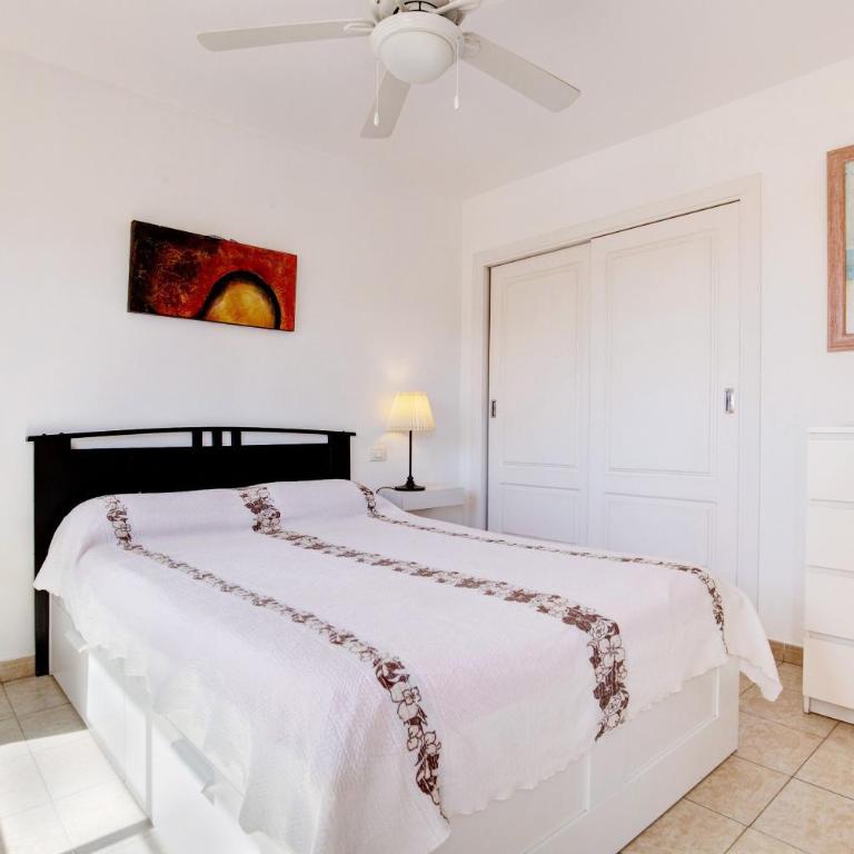 Beautiful 3 bed Apartment - Three-Bedroom Premium Apartment with Balcony - 10