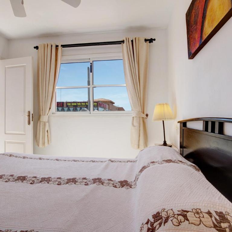 Beautiful 3 bed Apartment - Three-Bedroom Premium Apartment with Balcony - 11