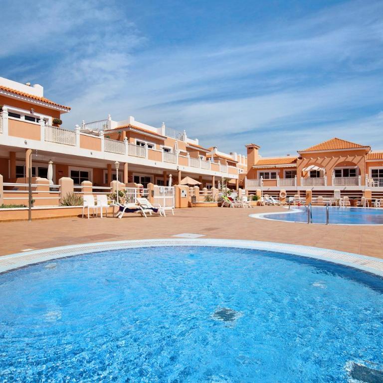 Beautiful 3 bed Apartment - Three-Bedroom Premium Apartment with Balcony - 2