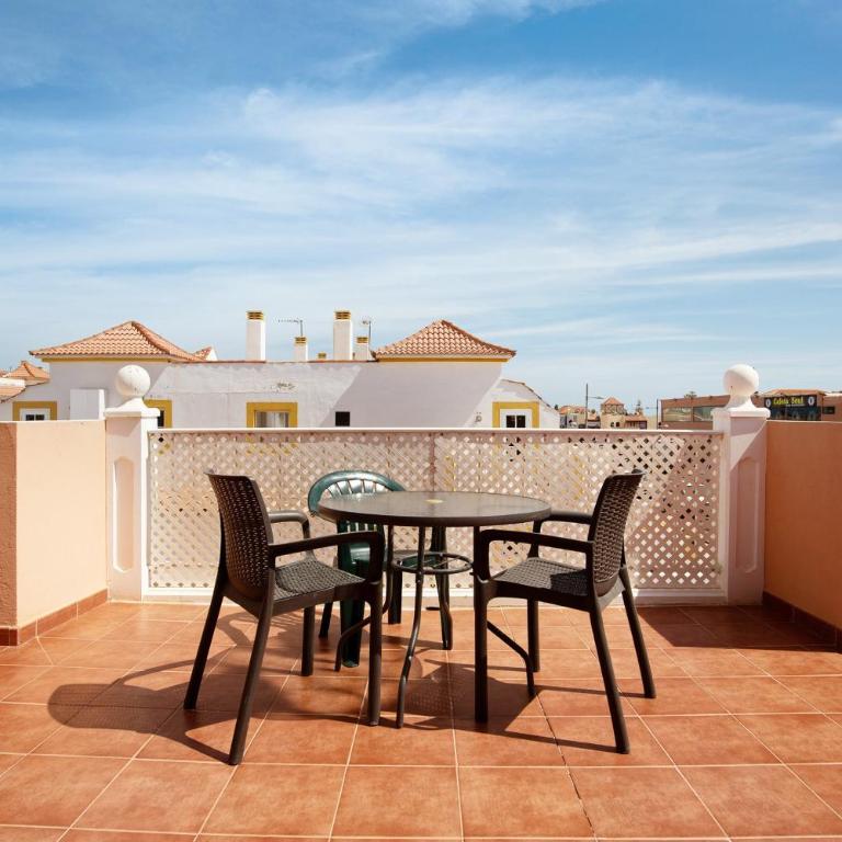 Beautiful 3 bed Apartment - Three-Bedroom Premium Apartment with Balcony - 16
