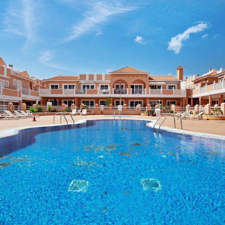 Beautiful 3 bed Apartment - Three-Bedroom Premium Apartment with Balcony - 1