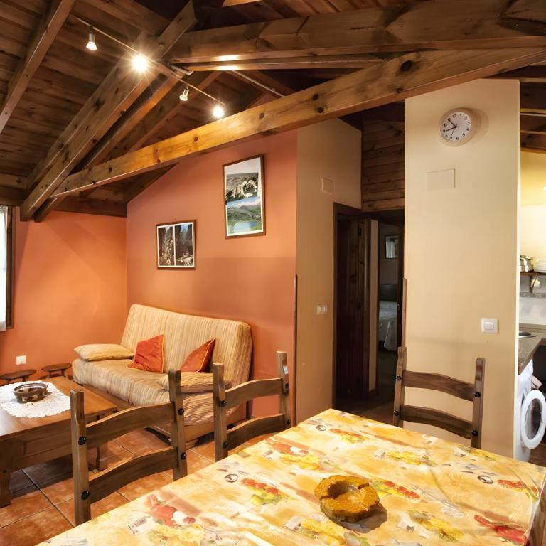 Apartamentos Rurales Les Xanes - Habitación Cuádruple con ducha - 6