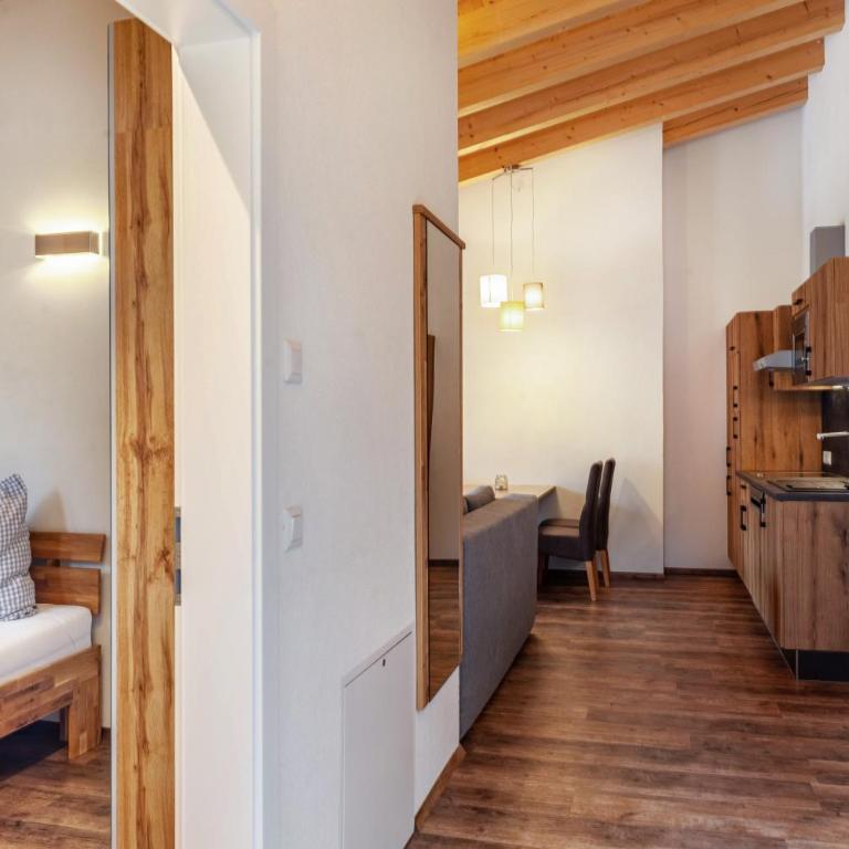 Ferienwohnung Wetterstein - Two-Bedroom Deluxe Apartment with Garden View - 9