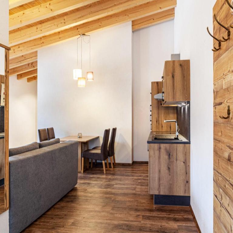 Ferienwohnung Wetterstein - Two-Bedroom Deluxe Apartment with Garden View - 17