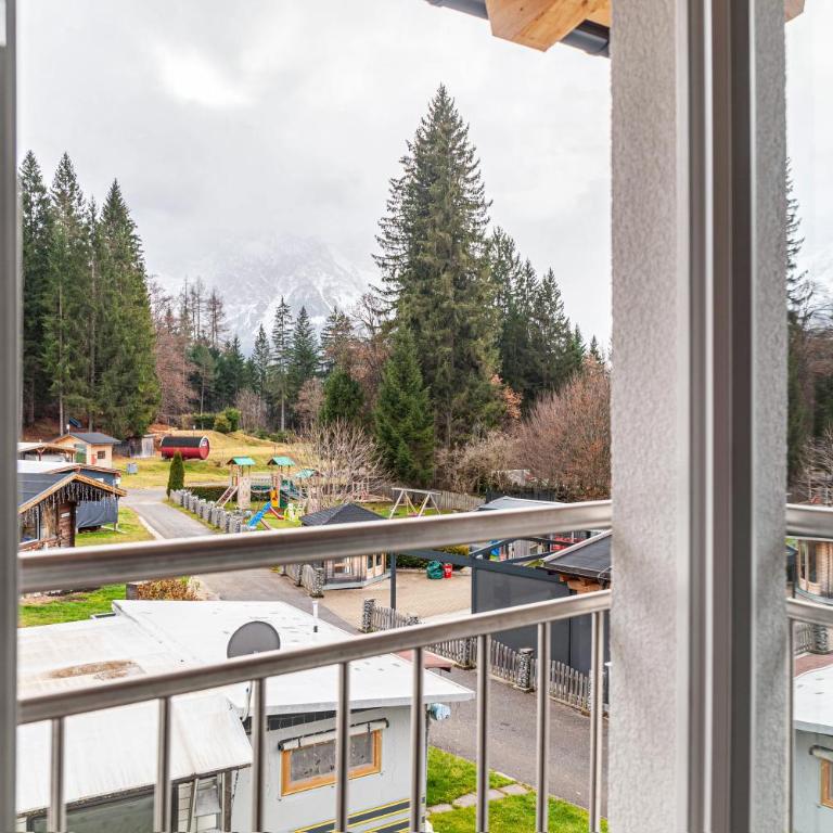 Ferienwohnung Wetterstein - Two-Bedroom Deluxe Apartment with Garden View - 12