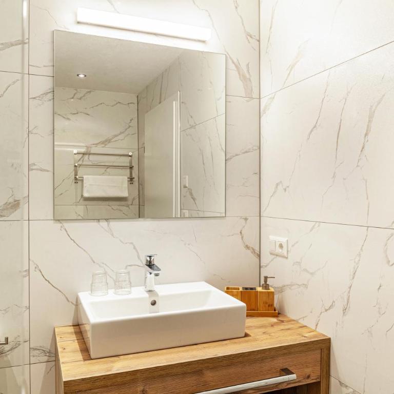 Ferienwohnung Wetterstein - Two-Bedroom Deluxe Apartment with Garden View - 20