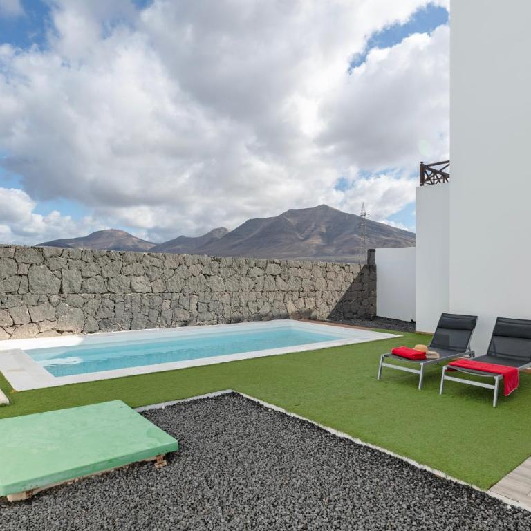 Luxury Villa Lanzarote - Villa with Sea View - 2