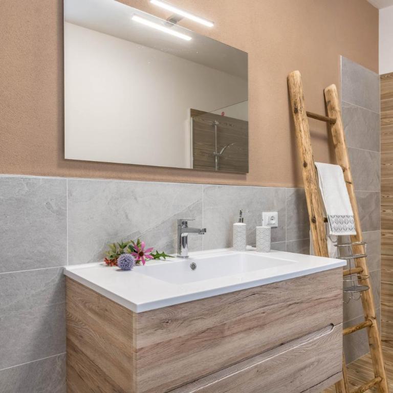 L'antica corte apt Mara - Two-Bedroom Deluxe Apartment with Garden View - 15