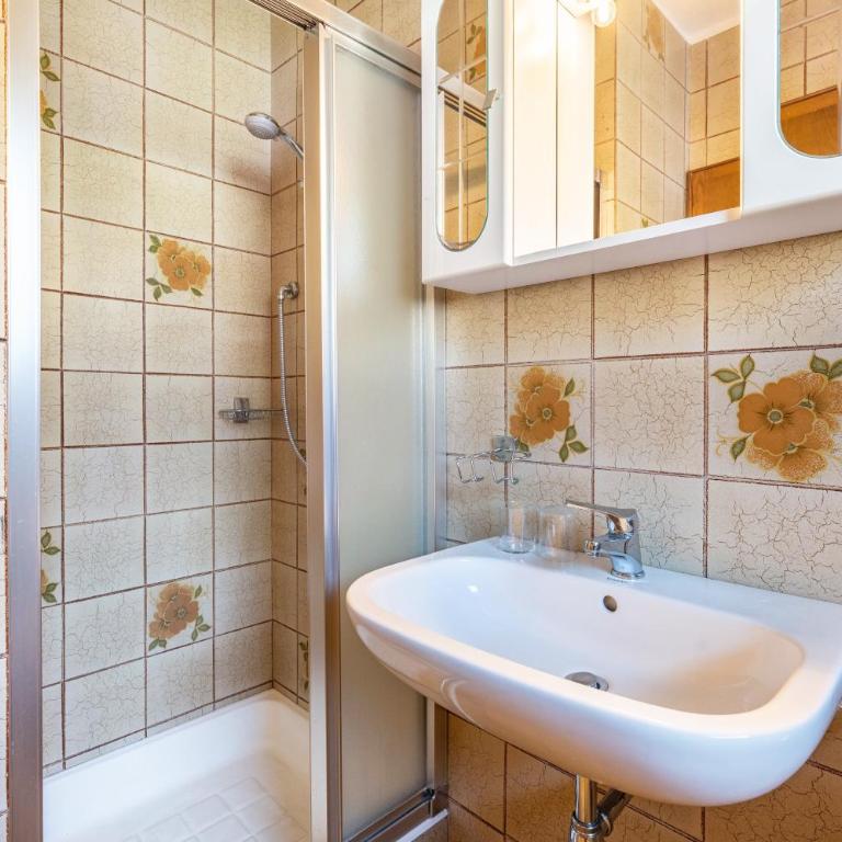 Biobauernhof Toellerhof - Double Room with Mountain View - 12