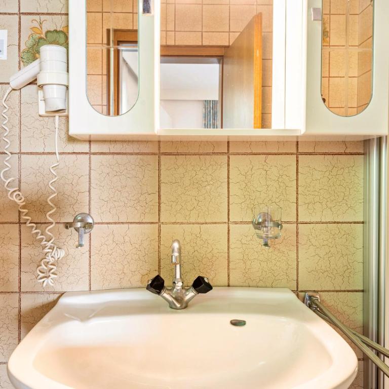 Biobauernhof Toellerhof - Double Room with Mountain View - 15
