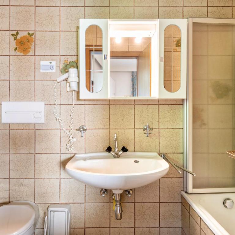 Biobauernhof Toellerhof - Double Room with Mountain View - 14