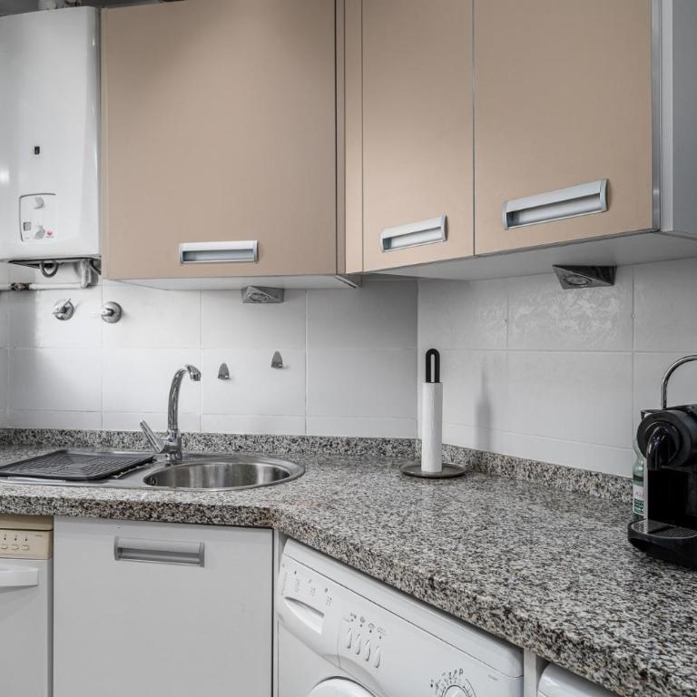 Roya Vistamar - Three-Bedroom Premium Apartment with Balcony - 24