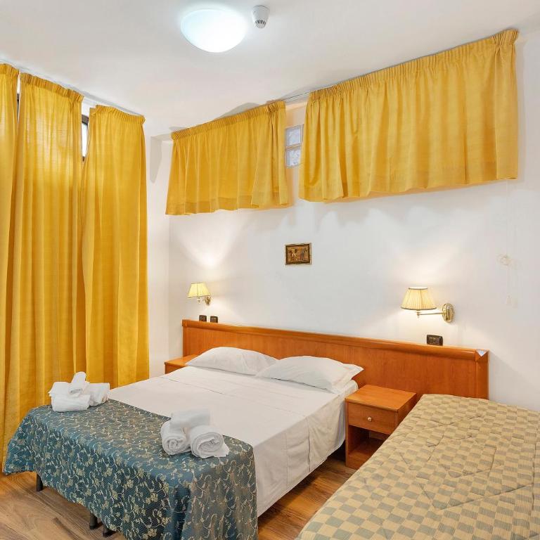Bed and Breakfast H Pompeii Ruiins - Camera Tripla con Doccia - 1