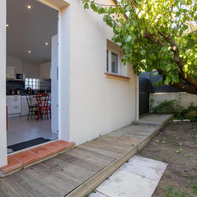 Les Sables - One-Bedroom Apartment with Garden View - 13