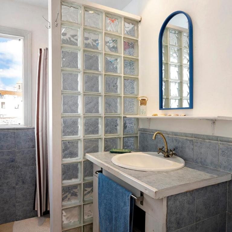Precioso apartamento en Vejer con terraza - Habitación Cuádruple con ducha - 12