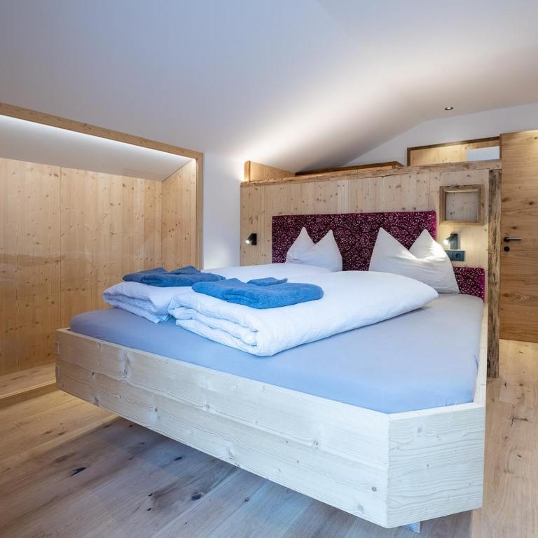 Ladinser Hof Western Suite - Deluxe-Apartment mit 2 Schlafzimmern und Gartenblick - 9